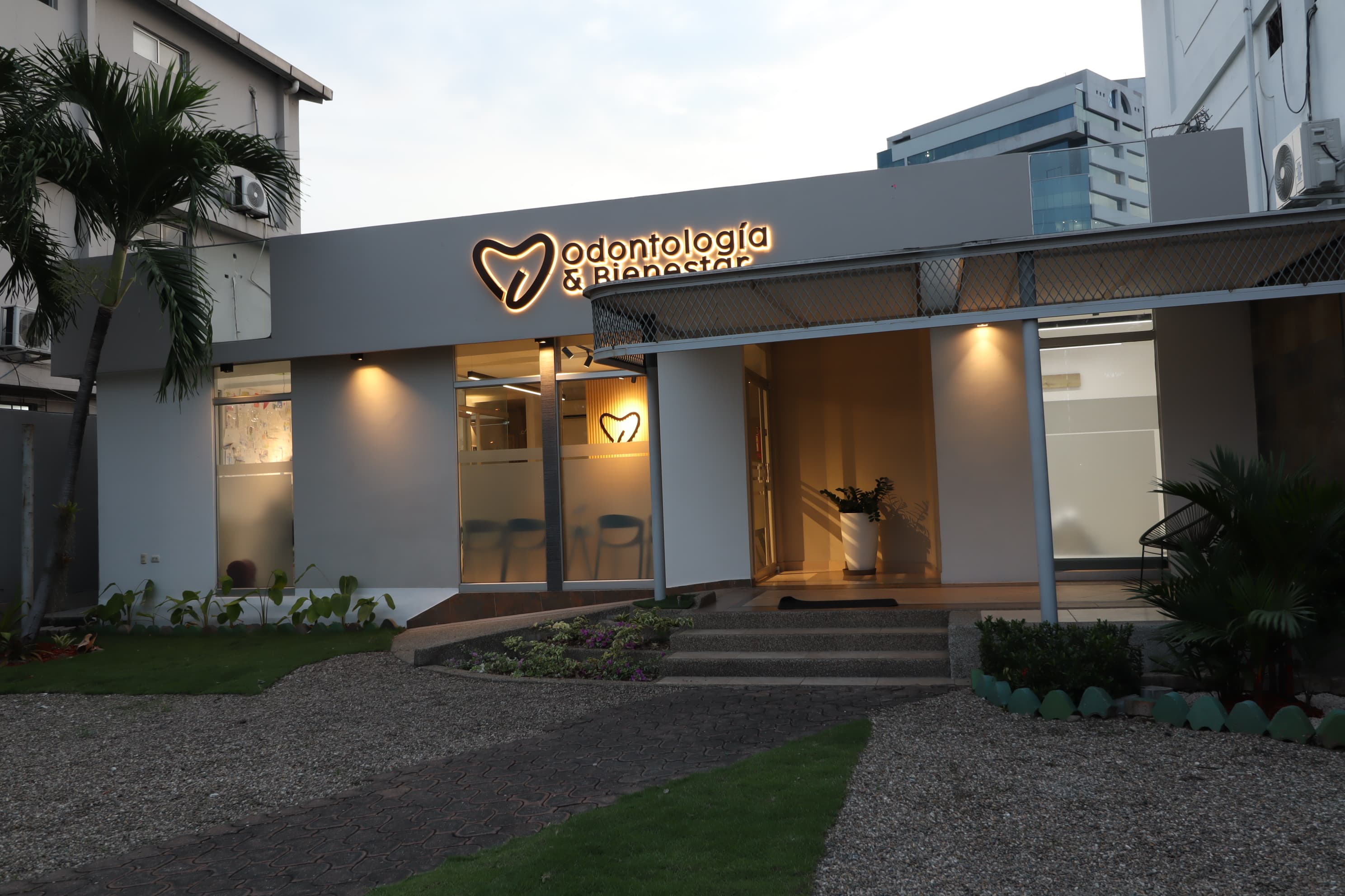 Fachada exterior de Odontología & Bienestar