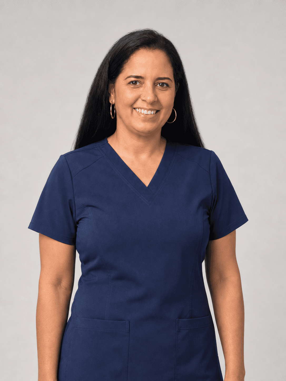 Profesional del equipo clínico con uniforme azul marino