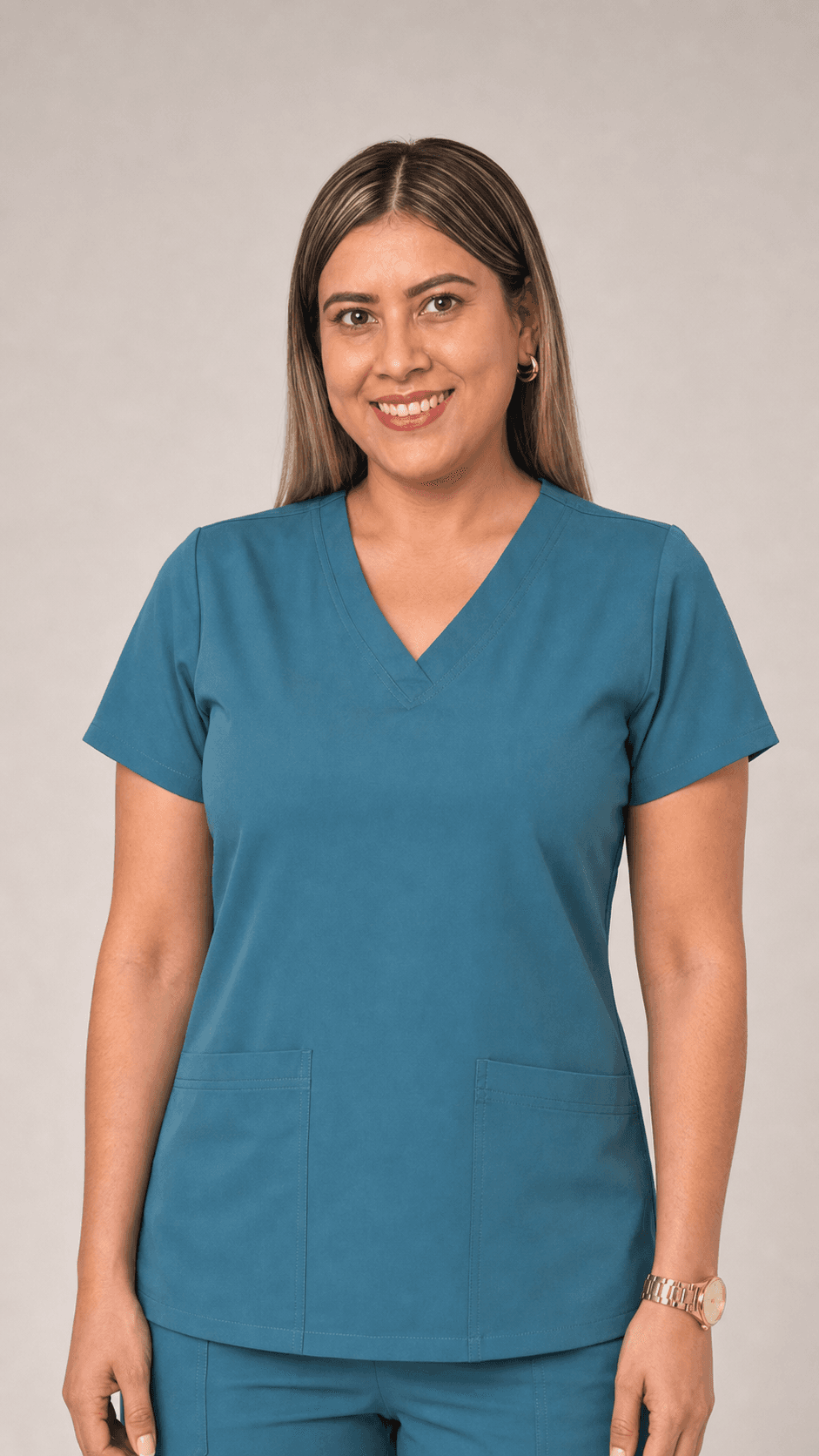 Profesional de acompañamiento clínico con uniforme verde azulado