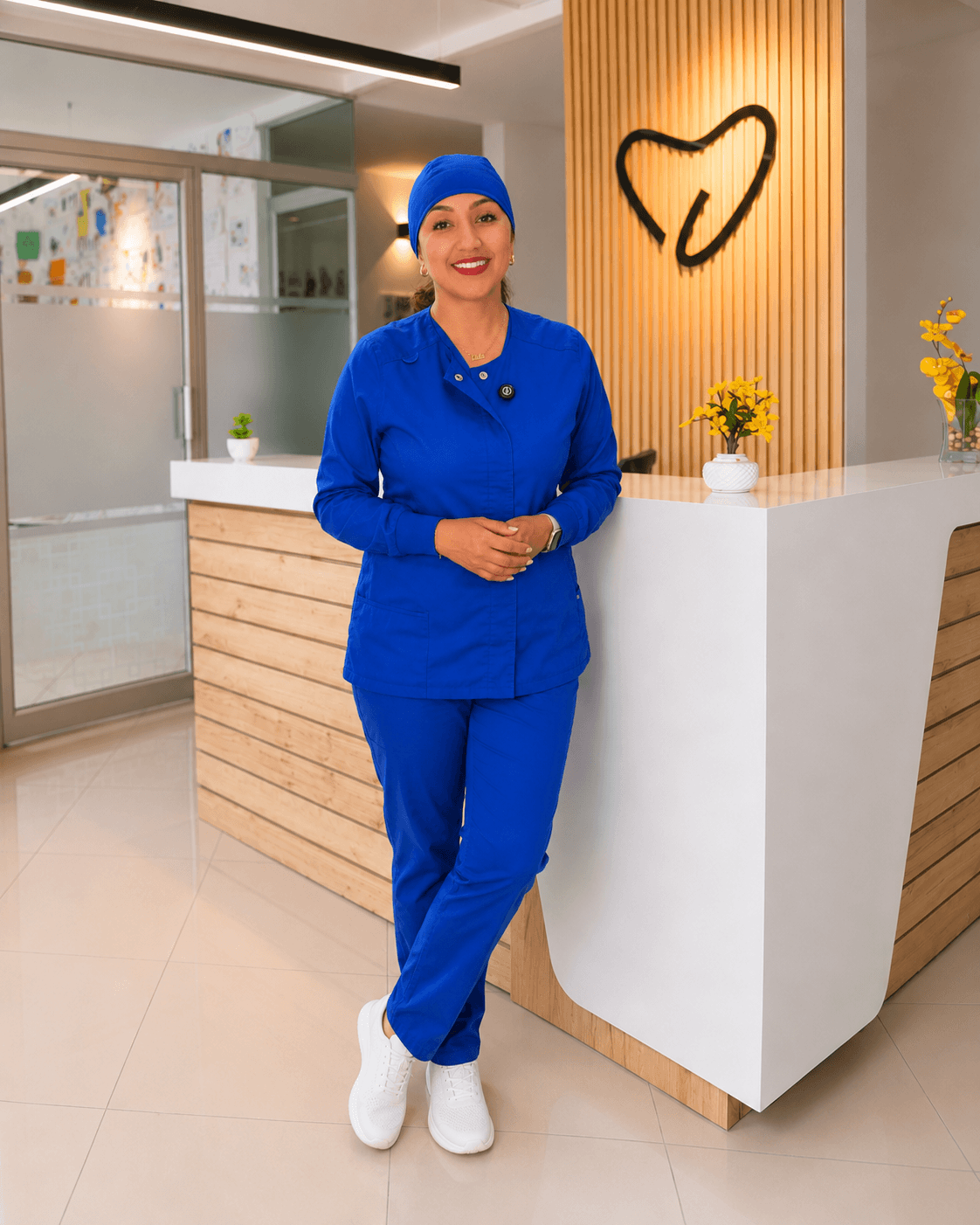 Jennifer Cáceres con uniforme clínico azul