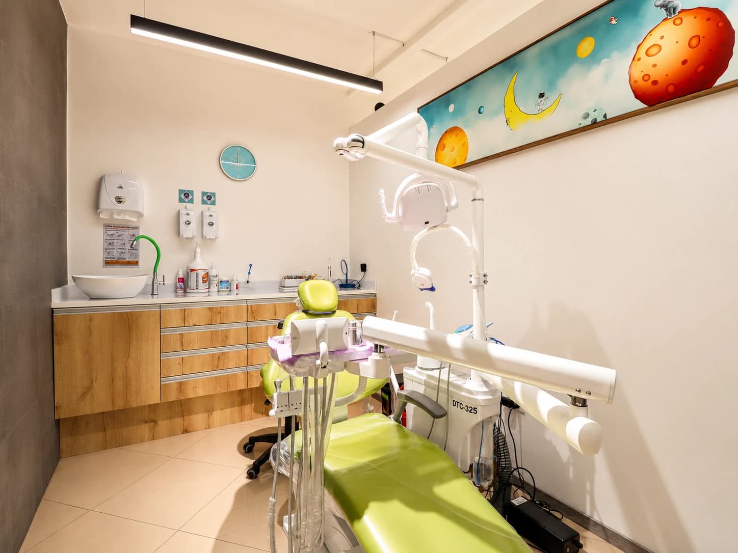 Consultorio dental iluminado y equipado de Odontología & Bienestar