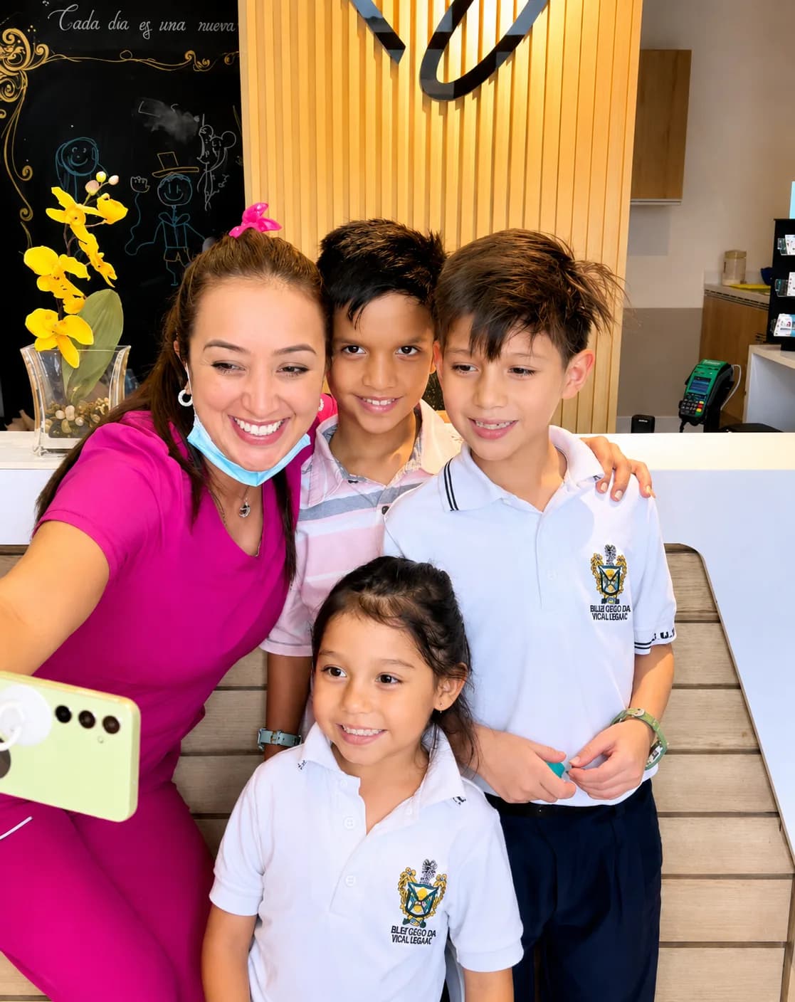 Dra. Jennifer Cáceres con pacientes de odontopediatría